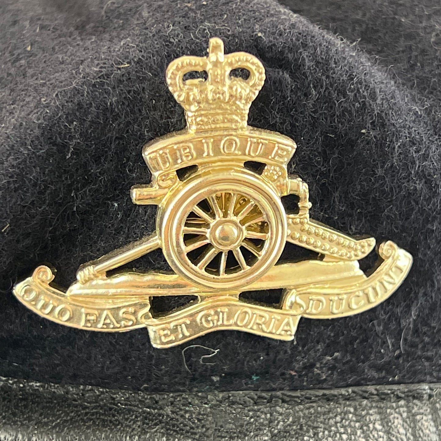 British Army Beret w/ Badge - Royal Artillery Regiment - Medium